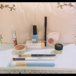 Bundle Makeup Brushes & Deluxe Travel Size Items.